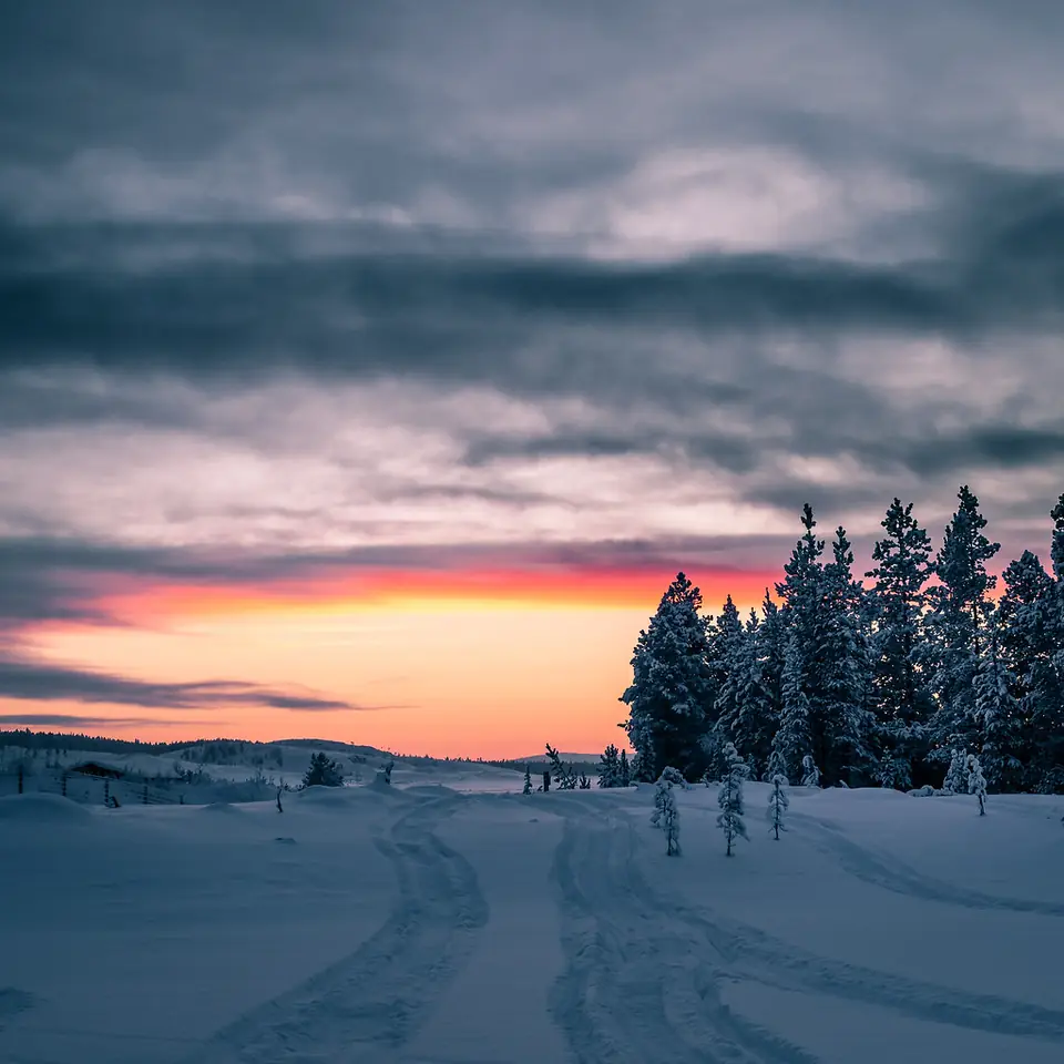 Lavt vinterlys i Ivalo. I mørketiden lysner himmelen i Utsjoki bare rundt midt på dagen.