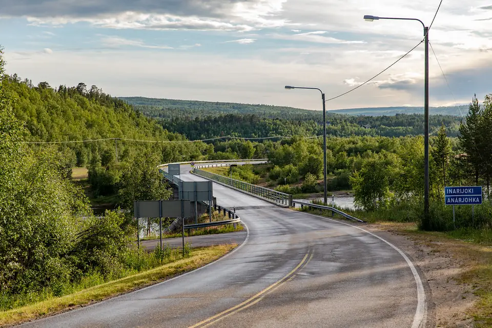 Straße über den Inarijoki in Karigasniemi: Die Grenzbrücke verbindet die Straße 92 mit dem norwegischen Straßennetz.