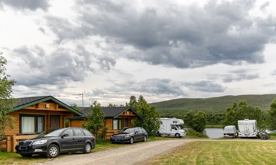 Chalets et camping-cars au bord du Teno à Nuorgam. Les campings d'Utsjoki n'ouvrent que pendant la période sans neige.