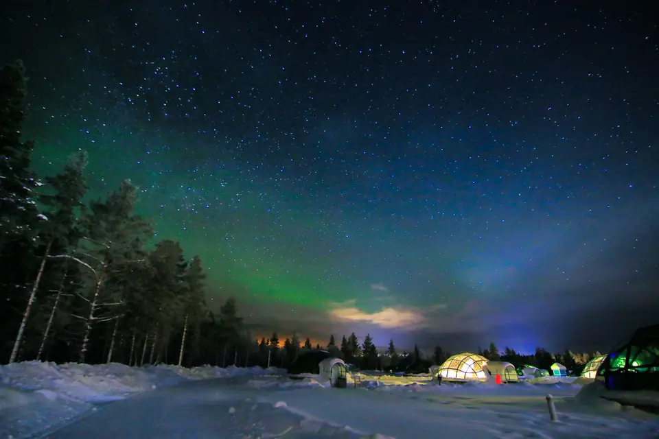 Igloo de verre à Kakslauttanen, près de Saariselkä. À Utsjoki, les igloos de verre se trouvent à l'Utsjoki Arctic Resort. On y voit le ciel, mais pas au-delà des nuages.