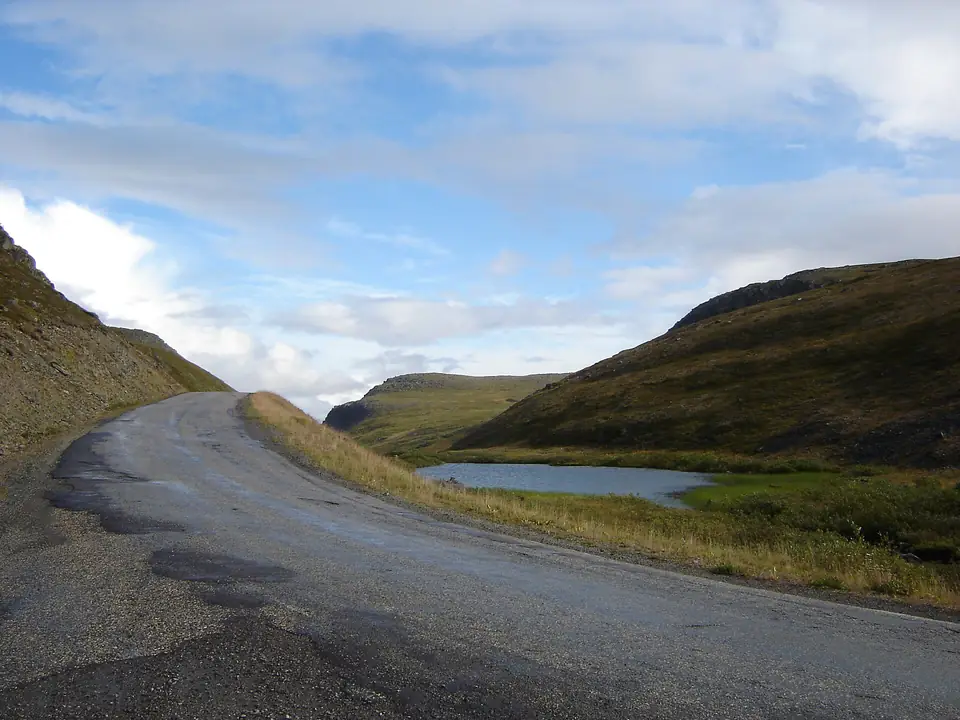 Das Ifjordfjellet an der Straße 98 in der Finnmark. Im Winter wird auf den Fjellabschnitten in Kolonne gefahren.