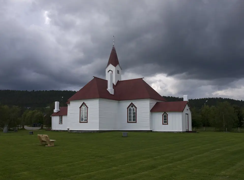 Die alte Kirche von Karasjok auf norwegischer Seite, 18 Kilometer von der Grenzbrücke in Karigasniemi entfernt.