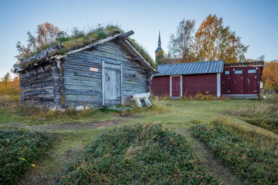 Kirkestuer ved Mantojärvi. De eldste stuene er fra 1700-tallet.