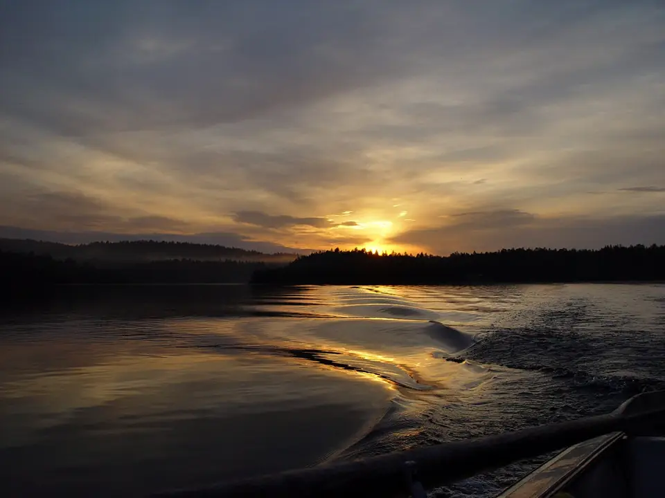 Keskiyön aurinko Stuorra Rávdojávrilla Utsjoella. Kesällä Tenon laaksossa voi ajaa pyörällä myös yöllä.
