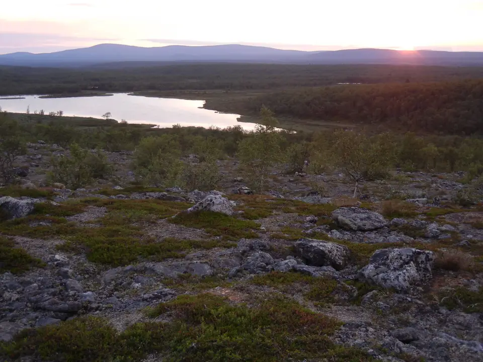 Keskiyön aurinko Gáregasgeažejávrilla Utsjoella