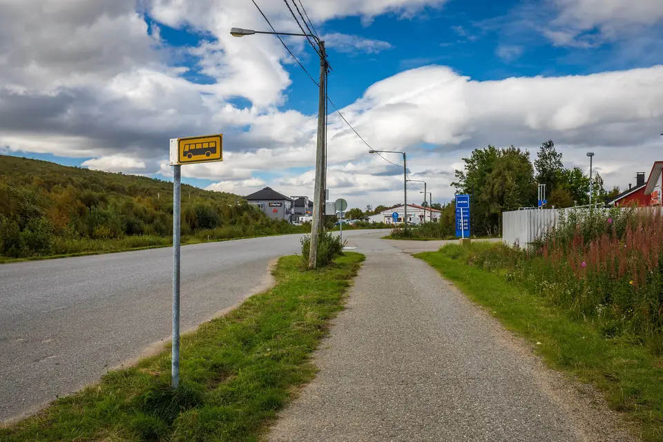 Nuorgamintie kulkee Nuorgamin kylän läpi