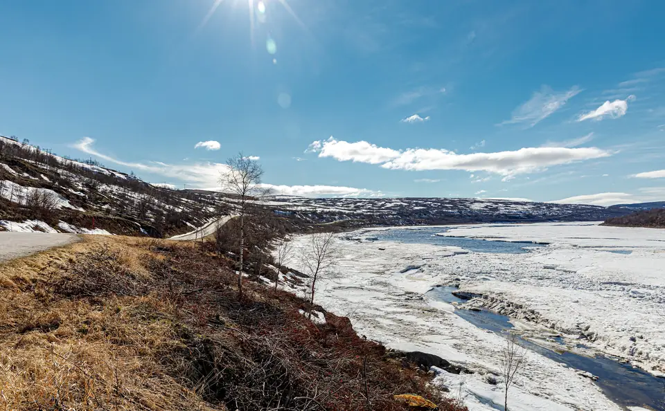 Der zugefrorene Teno und die Tenontie im Winter in Utsjoki
